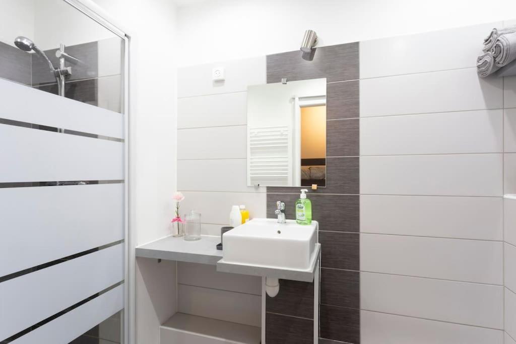 Chez Alexandra - Elegant Studio Avec Parking A Proximite Des Plages Ла-Гранд-Мот Экстерьер фото